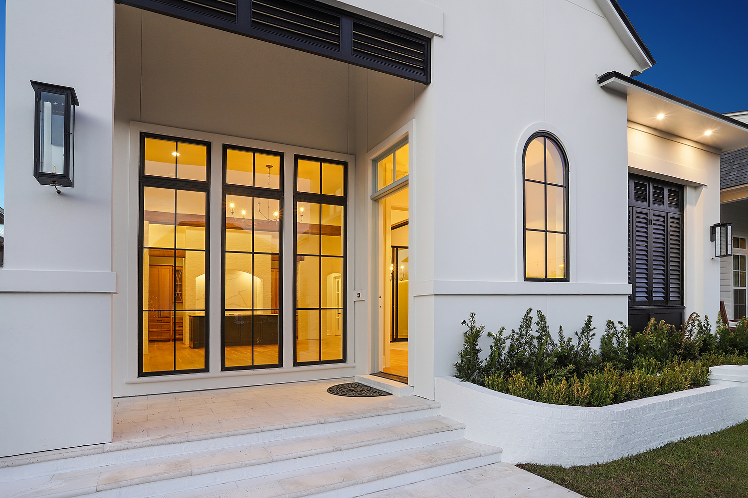 L256-Front-at-Steps-5cb42227a457b9099cbbcc3bacd6fe62